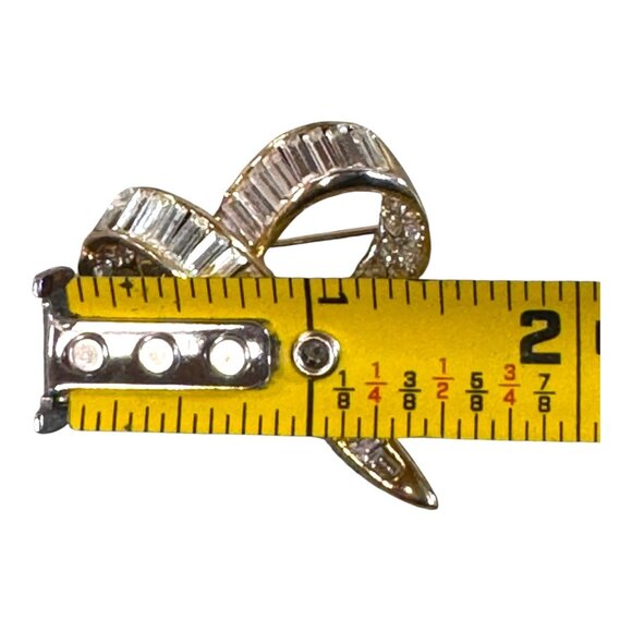 Vintage Gold Tone Ribbon Pretzel Brooch Baguette Rhinestones & Crystals Clear - Picture 3 of 4